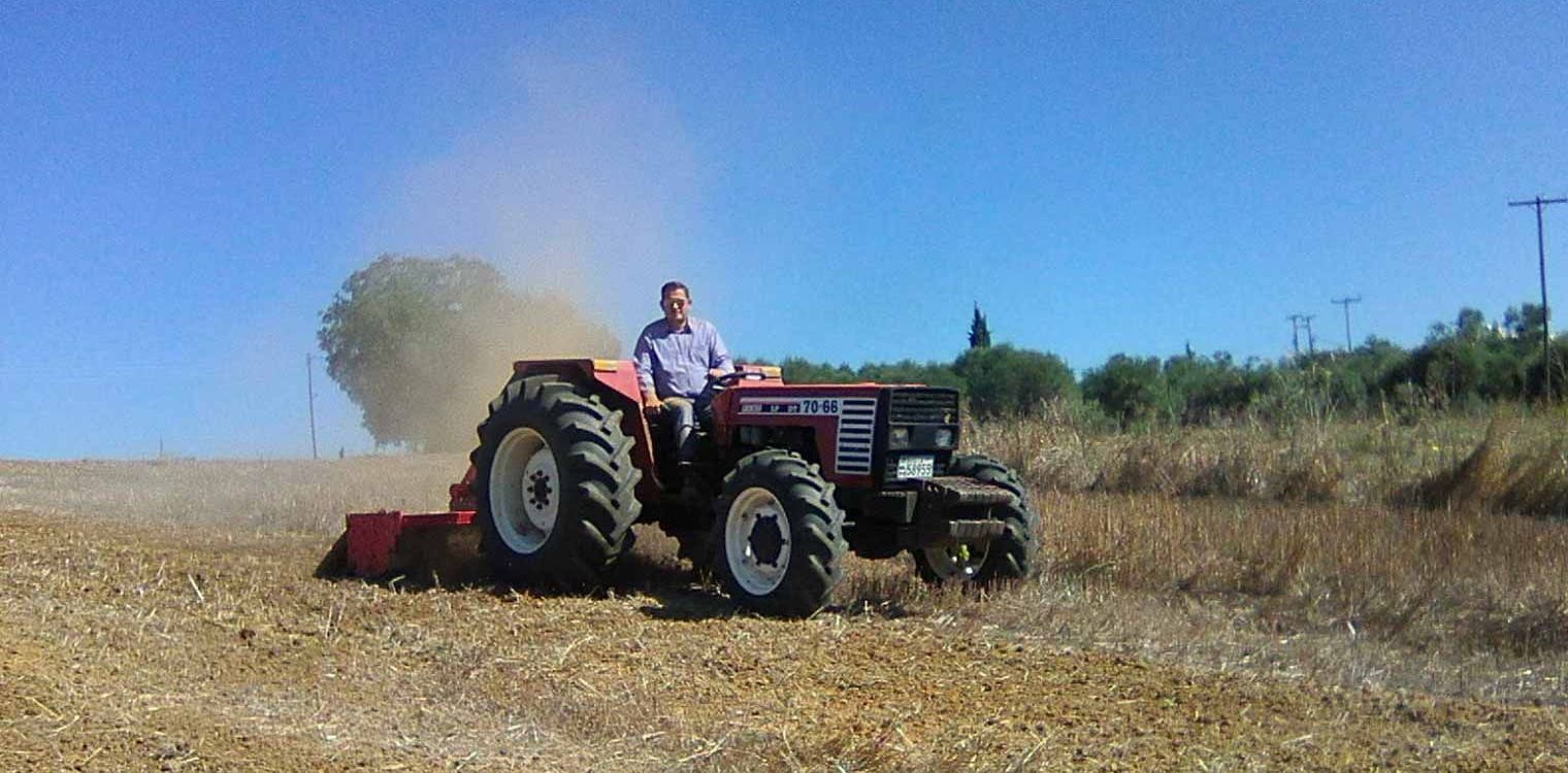 Ο Αντιπεριφεριάρχης Αγροτικής Ανάπτυξης Δυτ. Ελλάδας... πάνω στο τρακτέρ του