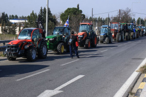 Λάρισα: Παραμένουν στα μπλόκα οι αγρότες του νομού